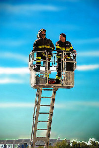 strażacy na drabinie