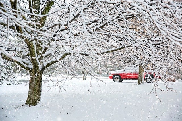 łancuchy śniegowe na kołach samochodu